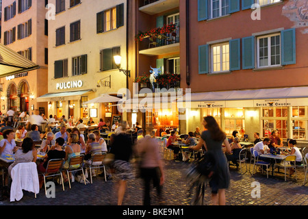 Schweiz, Zürich, Niederdorf, Leute, Restaurants im Sommer im freien Stockfoto