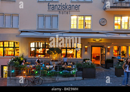Franziskaner Hotel im Freien in Niederdorf, Leute, Restaurants im Sommer, Schweiz, Zürich, Stockfoto