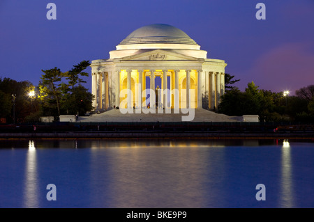 Blick auf das Jefferson Memorial über den Tidal Basin kurz vor Tagesanbruch in Washington DC USA Stockfoto