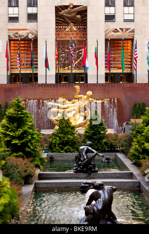 Wasser, Brunnen und Prometheus-Statue am Rockefeller Center in Manhattan, New York City, USA Stockfoto