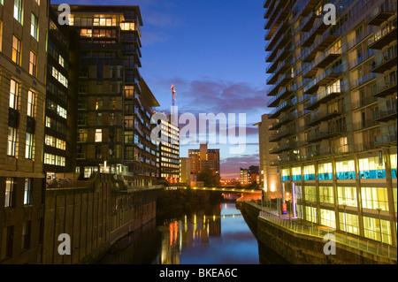 moderne Luxus Wohnung Blöcke auf der Seite der Fluss Irlam im Stadtzentrum von Manchester Stockfoto