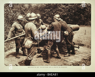 WWI Artillerie Soldaten feuern Mörtel / Kanone am Schlachtfeld in Woesten in West-Flandern während ersten Weltkrieges One, Belgien Stockfoto