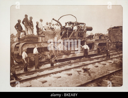 Belgische WWI Artillerie Soldaten mit Eisenbahn-Gewehr / Haubitze auf Schienen in West-Flandern während des ersten Weltkriegs ein, Belgien Stockfoto