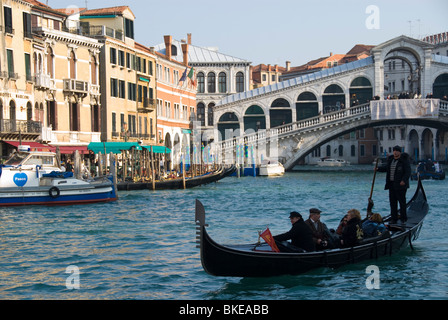 Gondel auf dem Canal Grande von Venedig mit Rialto-Brücke Stockfoto