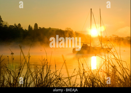 Misty Dawn am Lake Windermere im Lake District-Königreich Stockfoto