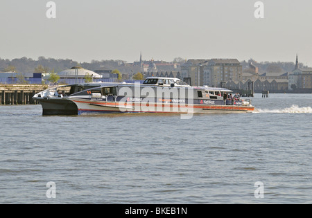 Thames Clippers Riverboat, Halbinsel Greenwich, London, Vereinigtes Königreich Stockfoto