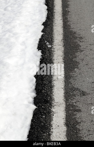 Straße weiße Linien Winter Schnee Gefahr Verkehr Stockfoto