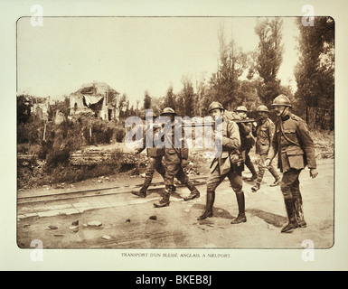 WWI-Transport von Verwundeten englischen Soldaten auf trage bei Nieuport in West-Flandern während des ersten Weltkriegs ein, Belgien Stockfoto