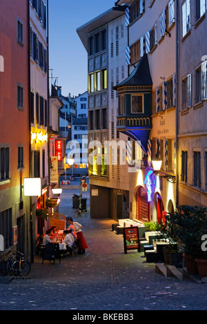 Straßencafés im Freien in Niederdorf, Leute, Restaurants im Sommer, Schweiz, Zürich, Stockfoto