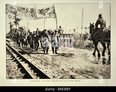 WW1 deutschen Gefangenen evakuieren verletzte belgische Soldaten auf Bahren in West-Flandern während ersten Weltkrieges One, Belgien Stockfoto