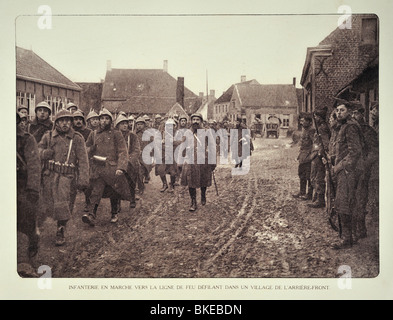 WW1 Infanterie Soldaten marschieren durch Dorf und Überschrift für die Front in West-Flandern während ersten Weltkrieges One, Belgien Stockfoto