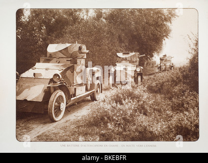 Reihe von gepanzerten Fahrzeugen ausgestattet mit Kanonen geändert in WWI Panzer fahren in West-Flandern während ersten Weltkrieges One, Belgien Stockfoto