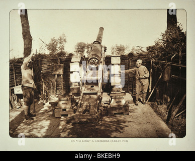 Belgische WW1 Artillerie Soldaten / "Gunners" brennen Kanone am Kaaskerke in West-Flandern während des ersten Weltkriegs ein, Belgien Stockfoto