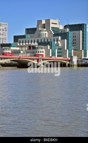 MI6 Gebäude und der Vauxhall Bridge, Vauxhall Cross, London, Vereinigtes Königreich Stockfoto