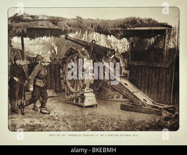 WW1 Artillerie Soldaten / "Gunners" und versteckte Kanone auf Pervijze Schlachtfeld in West-Flandern während ersten Weltkrieges One, Belgien Stockfoto