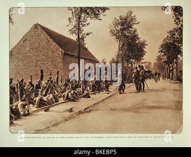 WWI belgische Soldaten marschieren zu Ypres / Ieper, englische Infanterie in West-Flandern während ersten Weltkrieges One, Belgien zu entlasten Stockfoto