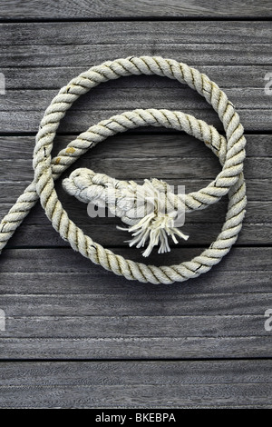 Marine Seil grau im Alter von Teak Holz Hintergrund Stockfoto