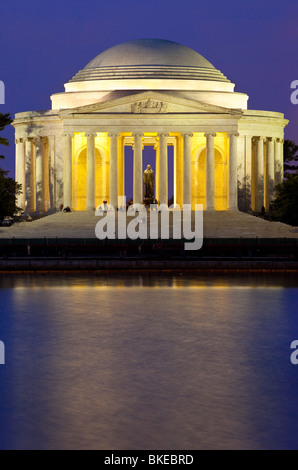 Blick auf das Jefferson Memorial über den Tidal Basin kurz vor Tagesanbruch in Washington DC USA Stockfoto