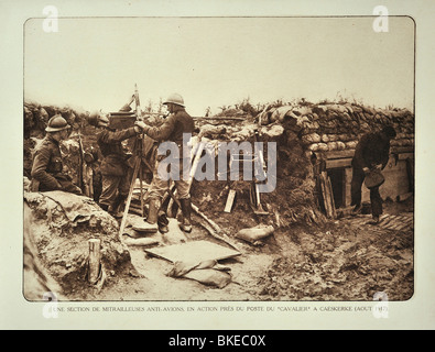 Belgische WWI Soldaten im Graben bewaffnet mit Flak-Geschütze in Kaaskerke, West-Flandern während des ersten Weltkriegs ein, Belgien Stockfoto