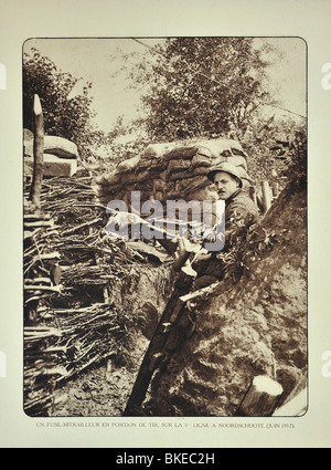 Belgische WWI Soldat im Graben mit Maschinengewehr auf Noordschote, West-Flandern während des ersten Weltkriegs ein, Belgien Stockfoto