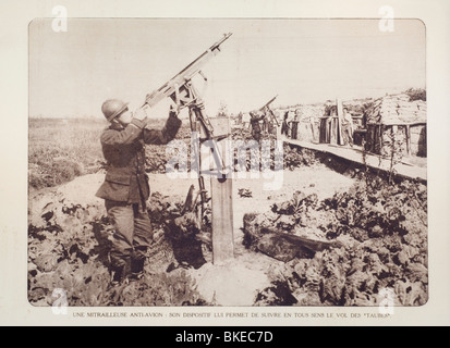 Belgische WW1 Soldaten im Graben bewaffnet mit Anti-Aircraft Gewehren in West-Flandern während ersten Weltkrieges One, Belgien Stockfoto