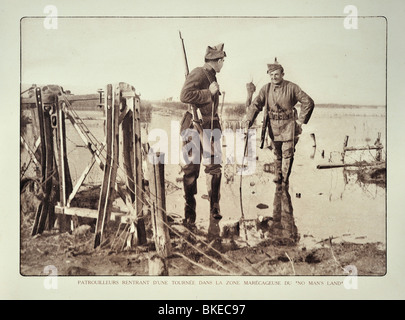 WWI belgische Soldaten, die Rückkehr von Aufklärungs-Patrouille in überfluteten Terrain in West-Flandern während ersten Weltkrieges One, Belgien Stockfoto