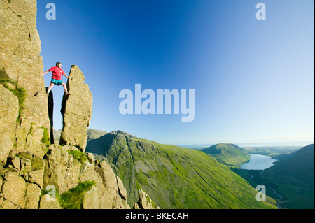 Ein Mann Klettern am großen Giebel in der Seenplatte-UK Stockfoto