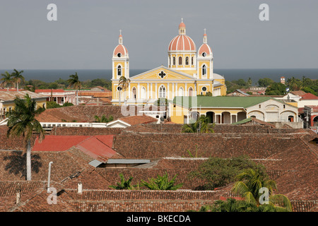 Ansicht der Kathedrale von Granada aus der Glocke Turm der Iglesia De La Merced, Granada, Nicaragua, Mittelamerika Stockfoto