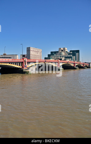 MI6 Gebäude und der Vauxhall Bridge, Vauxhall Cross, London, Vereinigtes Königreich Stockfoto