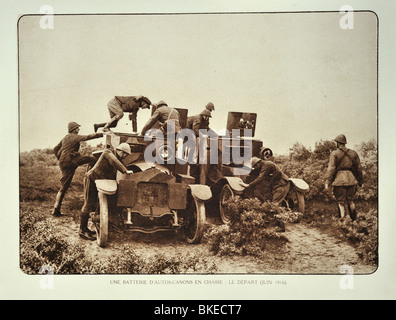 WW1 Soldaten und Fahrzeuge ausgestattet mit Panzer und Kanonen geändert in Tanks in West-Flandern während ersten Weltkrieges One, Belgien Stockfoto