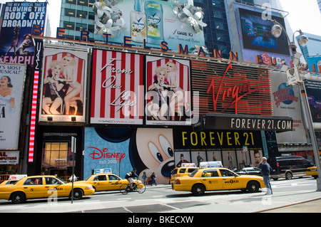 Signage kündigt die Ankunft des neuen Mac Cosmetics Store am Times Square in New York Stockfoto