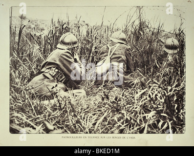 Belgische WWI Soldaten auf Patrouille entlang des Flusses Yser / IJzer in West-Flandern während ersten Weltkrieges One, Belgien Stockfoto