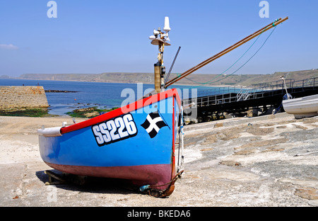 ein Fischerboot auf dem Slipway am Sennen Cove Hafen, Cornwall, uk Stockfoto