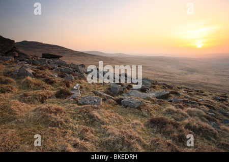 West-Mühle-Tor (500 m) im trockenen Frühjahr, Blick Richtung ja Tor, Dartmoor, Devon, England, UK Stockfoto