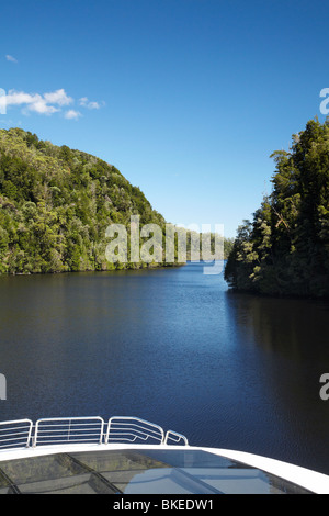 Ausflugsschiff auf Gordon River, Franklin - Gordon Wild Rivers Nationalpark, Tasmanische Wildnis Welt Erbe Bereich, Tasmanien Stockfoto