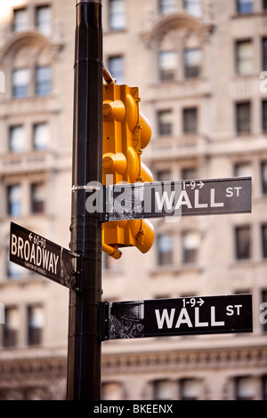 Ampel und Straße Zeichen an der Wall Street und Broadway, New York City, USA Stockfoto