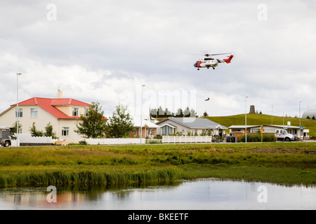 Von der isländischen Küstenwache Hubschrauber überfliegt Vogar in Vatnsleysustrond, Island. Stockfoto