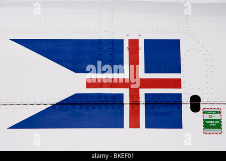 Die isländische Flagge auf einem Hubschrauber von der isländischen Küstenwache. Stockfoto