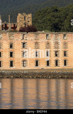 Die Justizvollzugsanstalt Ruinen spiegelt sich in Mason Cove, Port Arthur historischen Strafkolonie, Tasman Halbinsel, Tasmanien, Australien Stockfoto