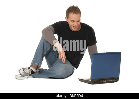Junger Mann mit einem Laptopcomputer. Stockfoto