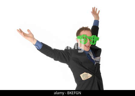 Glücklicher Geschäftsmann, der eine Dollarschildbrille trägt, mit Armen, die begeistert in die Luft geworfen werden, auf weißem Hintergrund. Finanzieller Erfolg und Vermögenskonzept. Stockfoto