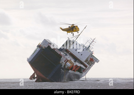 Ein RAF-Sea King-Helikopter bereitet Bergung Experten auf die Riverdance gespült aus Blackpool fallen Stockfoto