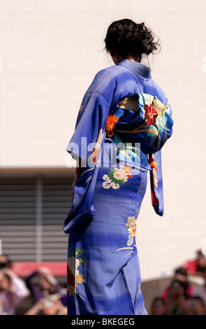 Japanerin, die Modellierung der neuesten Mode Kimono Stockfoto