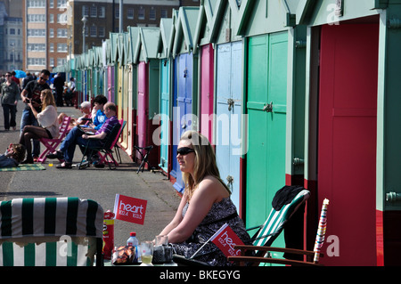 Farbenfrohe Strandhütten an Strandpromenade, Kingsway, Hove, East Sussex, England, Vereinigtes Königreich Stockfoto