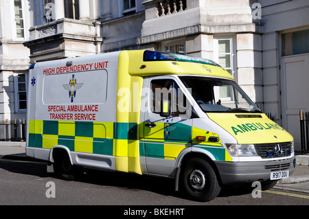 Hohe Abhängigkeit Gerät spezielle Ambulanz Transfer Service außerhalb The Heart Hospital London England UK Stockfoto