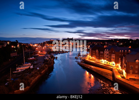 Eine Nachtansicht von Whitby Hafen von der neuen Brücke Stockfoto