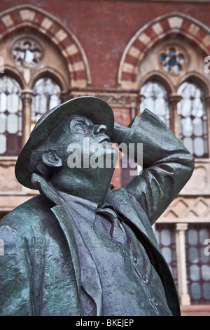 London; St Pancras Station; Skulptur von Sir John Betjeman; Dezember 2OO9 Stockfoto