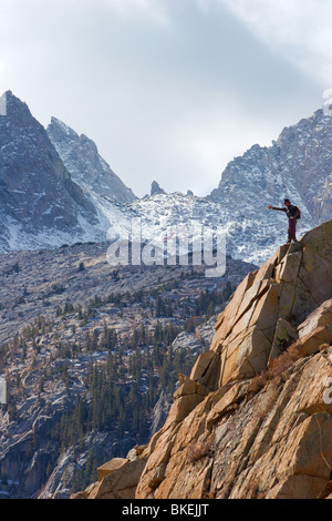 Fernblick über ein Bergsteiger in der High Sierra, warf sein Seil hinunter eine Felswand, vermutlich jemand unten Stockfoto