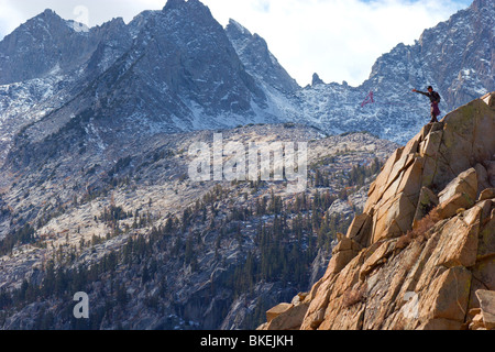 Weiten Blick über ein Bergsteiger in der High Sierra, warf sein Seil hinunter eine Felswand, vermutlich jemand unten Stockfoto