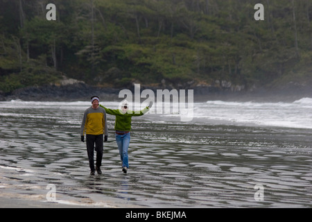 Mann und Frau genießen Sie die frische Seeluft am Strand entlang, in der Nähe von Tofino, BC Stockfoto